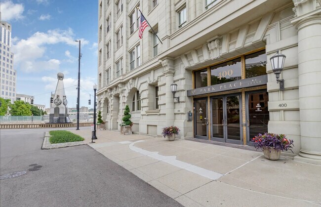 400 Pike St, Unit 518 in Cincinnati, OH - Building Photo - Building Photo