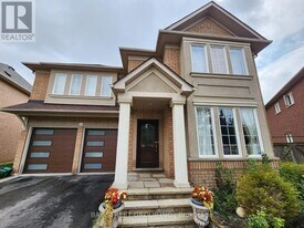 19 Goldlist Dr in Richmond Hill, ON - Building Photo