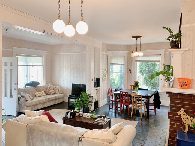 property at 922 N Garden St