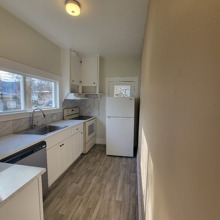 338 SE Jackson St, Unit #1 in Roseburg, OR - Foto de edificio