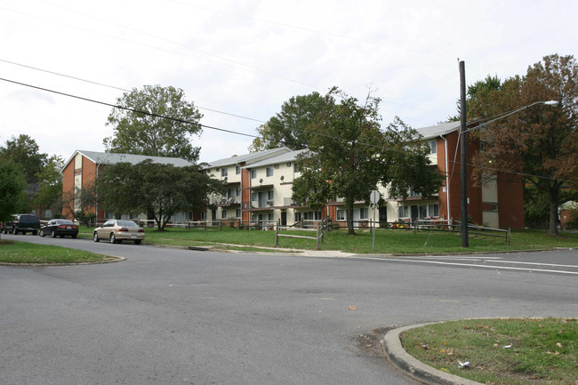 Pinebrook Apartments in Landover, MD - Foto de edificio - Building Photo