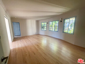 1241 N Crescent Heights Blvd in West Hollywood, CA - Building Photo - Building Photo