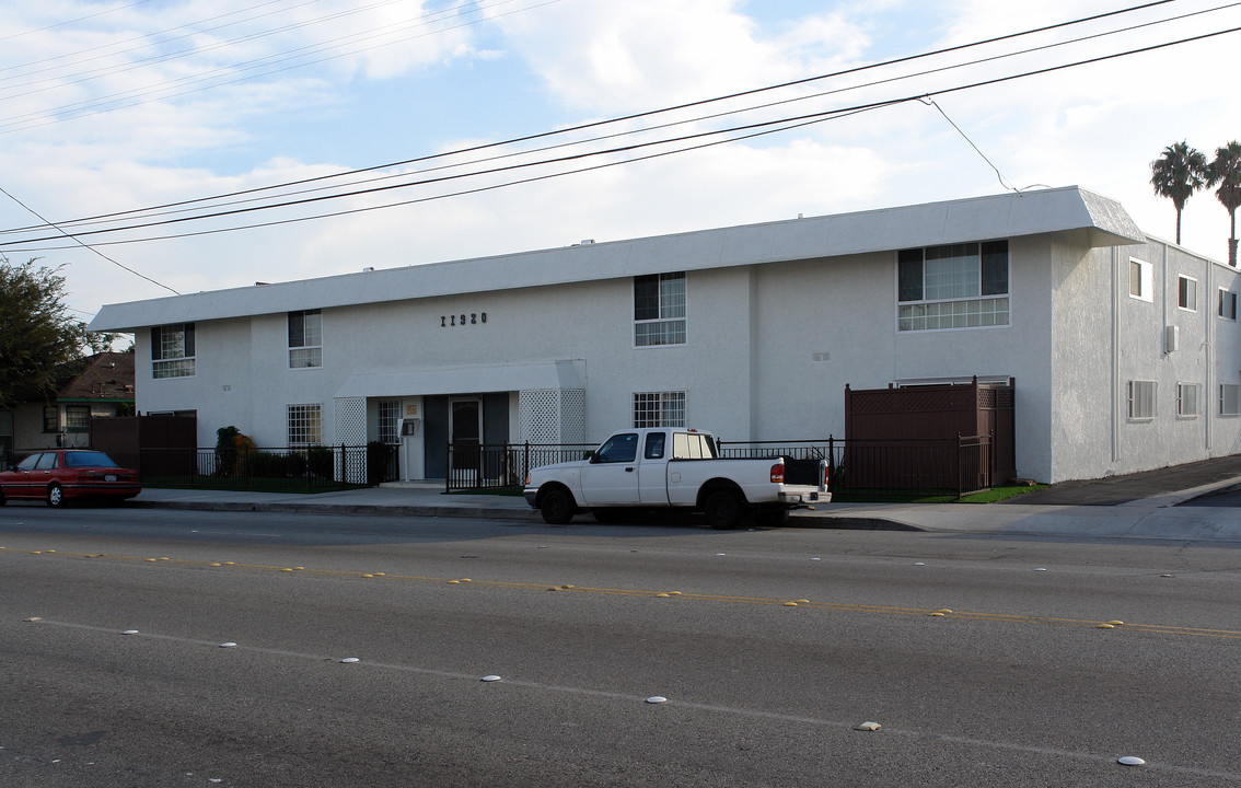 11920 Inglewood Ave in Hawthorne, CA - Building Photo