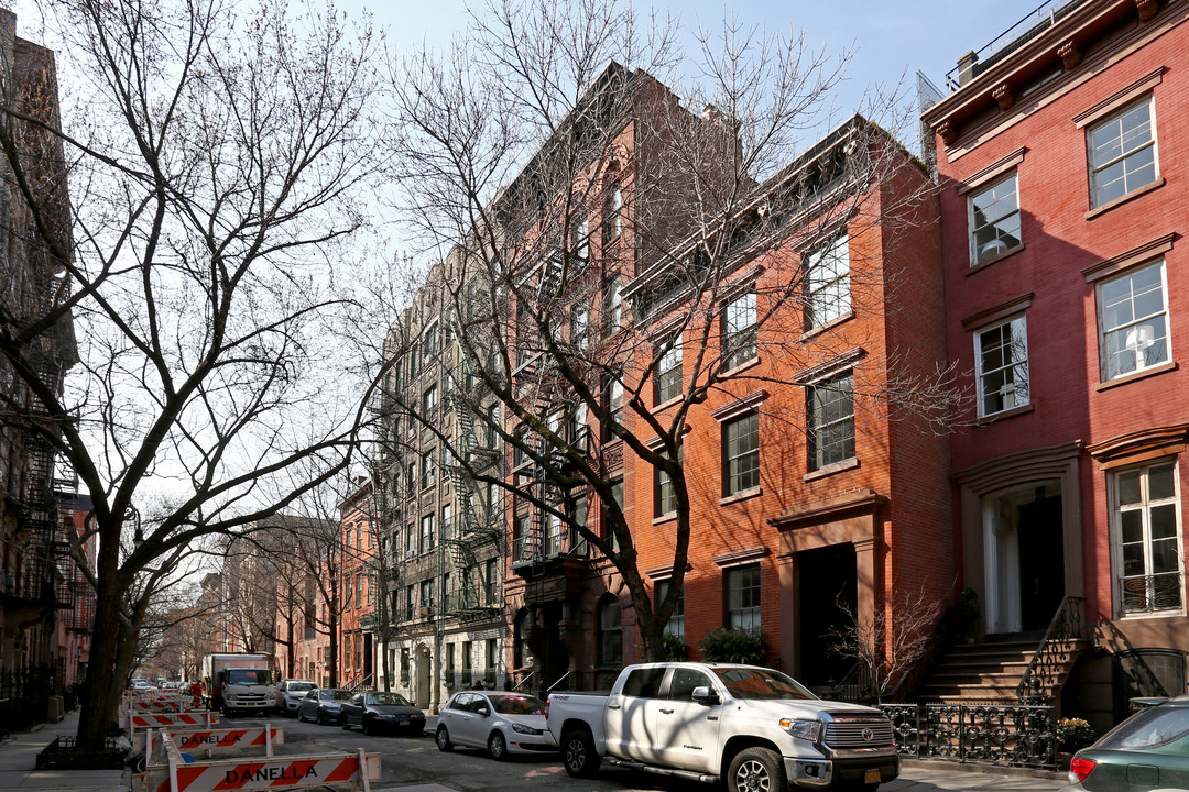 31 Bank St in New York, NY - Building Photo