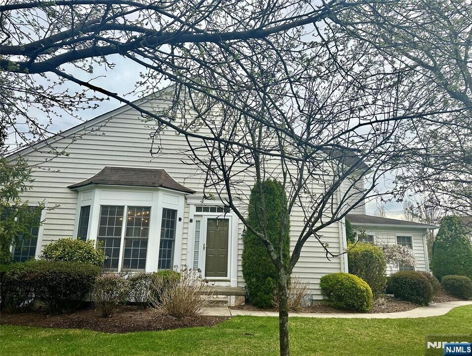 26 Mulberry Ct in Paramus, NJ - Building Photo