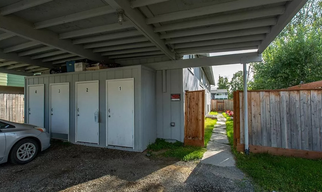 825 N Klevin St in Anchorage, AK - Foto de edificio - Building Photo