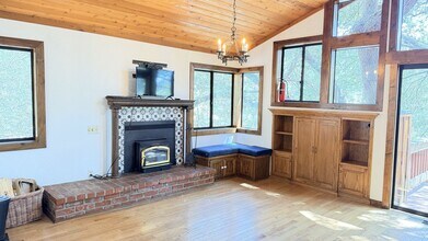 26720 Robin Dr in Idyllwild, CA - Building Photo - Building Photo
