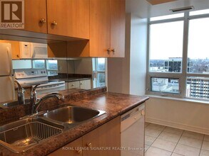 212 Eglinton Ave E in Toronto, ON - Building Photo - Building Photo