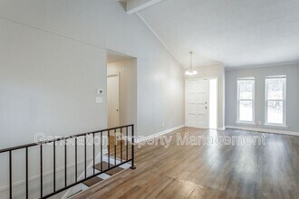 5221 Old Trail in Red Bank, TN - Foto de edificio - Building Photo