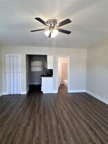 2342 N Federal Hwy in Hollywood, FL - Building Photo