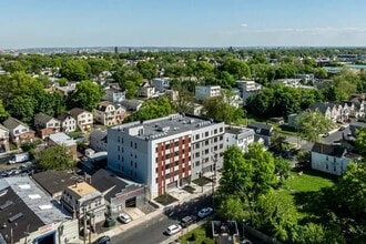 130 Ellis Ave in Irvington, NJ - Foto de edificio - Building Photo
