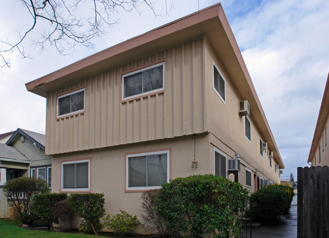 2713 T St in Sacramento, CA - Foto de edificio - Building Photo