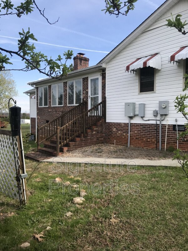 2173 Neals Corner Rd in Clover, VA - Building Photo - Building Photo