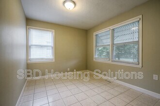 1331 W 30th St S in Independence, MO - Foto de edificio - Building Photo
