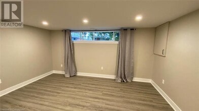 54 Atwater Crescent in Hamilton, ON - Building Photo - Building Photo
