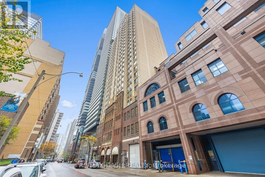 25-1025 Grenville St in Toronto, ON - Building Photo