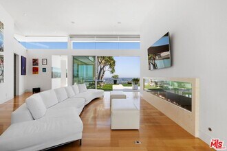 1476 Blue Jay Way in Los Angeles, CA - Building Photo - Building Photo