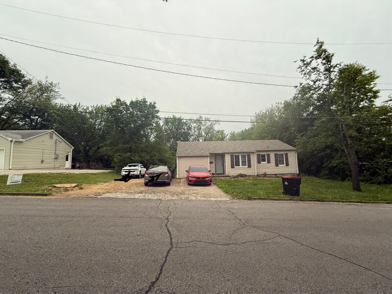 206 Hillcrest Dr in Warrensburg, MO - Building Photo