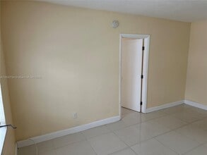 2369 NE 172nd St in North Miami Beach, FL - Foto de edificio - Building Photo