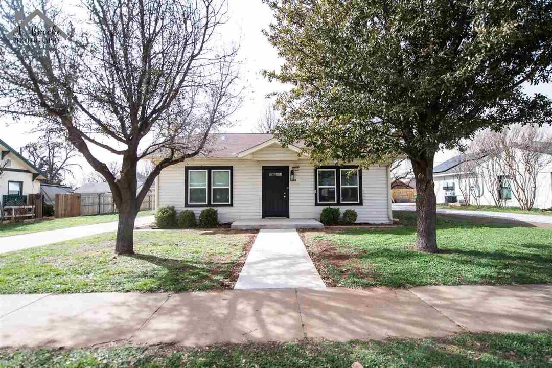 604 N Wall St in Iowa Park, TX - Foto de edificio