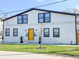 201 Eastwood St in Houston, TX - Building Photo