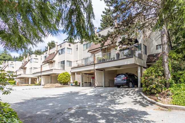 1210 Falcon Dr in Coquitlam, BC - Building Photo - Building Photo