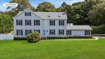 20 Underhill Dr in Southampton, NY - Building Photo