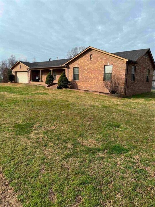 400 Thomas Rd in Eads, TN - Building Photo