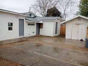 7075 N Weber Ave, Unit Mainhouse in Fresno, CA - Building Photo - Building Photo