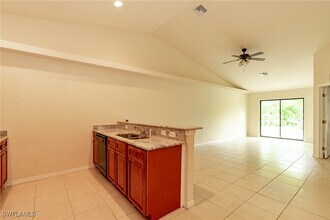 1317 SE 24th Ave in Cape Coral, FL - Foto de edificio - Building Photo