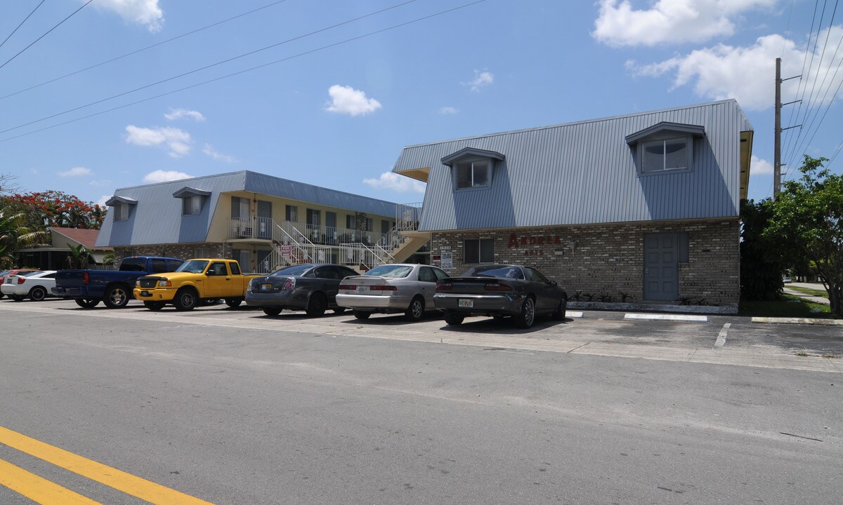 1944 Cleveland St in Hollywood, FL - Building Photo