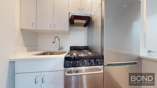 140 E 46th St in New York, NY - Building Photo - Building Photo