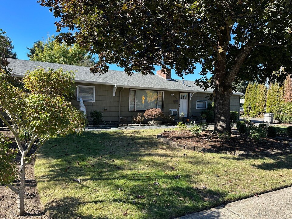 1830 Park Dr in Lebanon, OR - Building Photo
