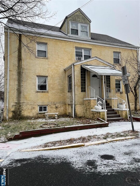 232 Lincoln Ave in Cliffside Park, NJ - Building Photo