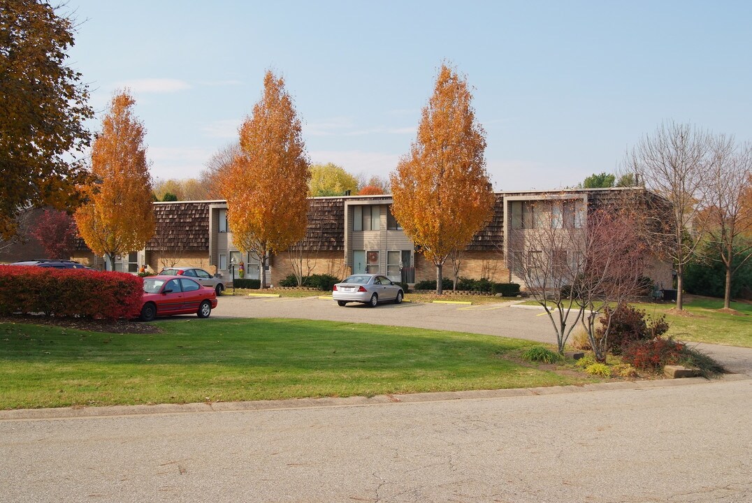 6111 Island Dr NW in Canton, OH - Foto de edificio