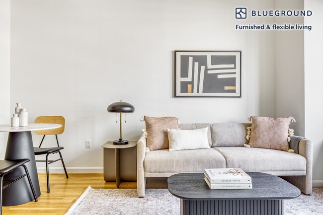 4-75-75 48th Ave, Unit FL8-ID764 in Queens, NY - Foto de edificio - Building Photo