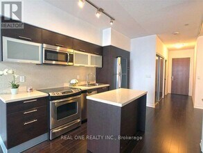 386 Yonge St in Toronto, ON - Building Photo - Building Photo