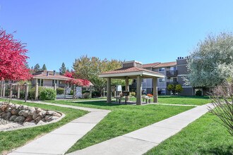 Peaks at Meadow Ridge in Spokane Valley, WA - Foto de edificio - Building Photo