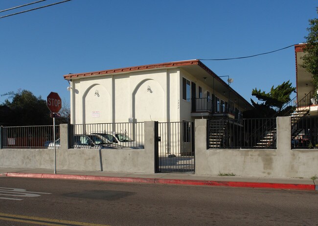 3820-3822 Sunset Ln in San Ysidro, CA - Foto de edificio - Building Photo