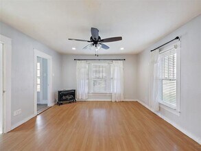 105 E Hunt St in Leonard, TX - Building Photo - Building Photo