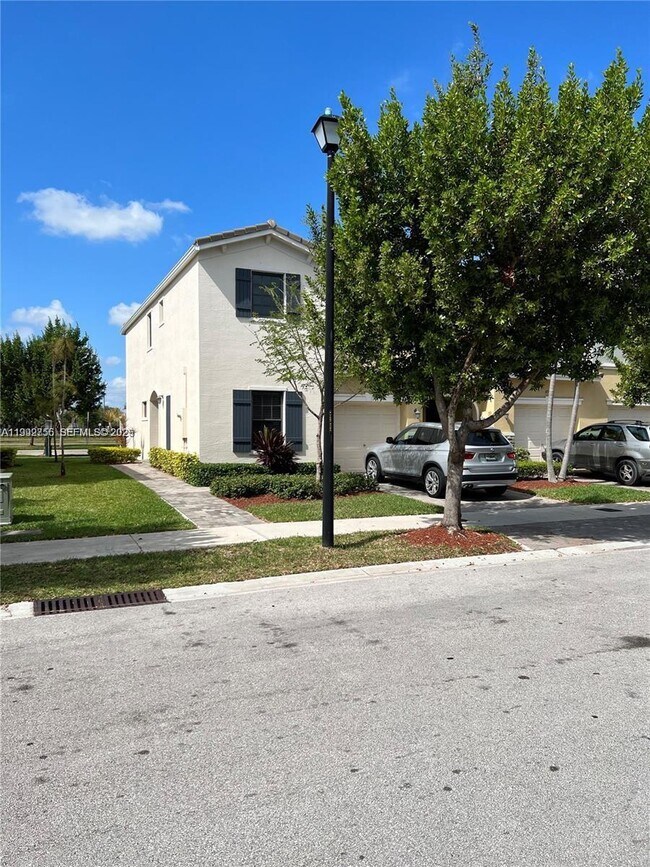 460 NE 194th Terrace in Miami, FL - Building Photo - Building Photo