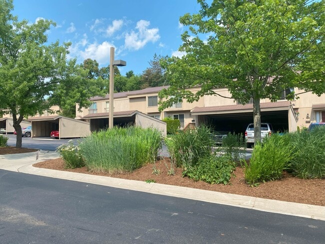 1462 Oakbrook E Dr in Rochester Hills, MI - Building Photo - Building Photo