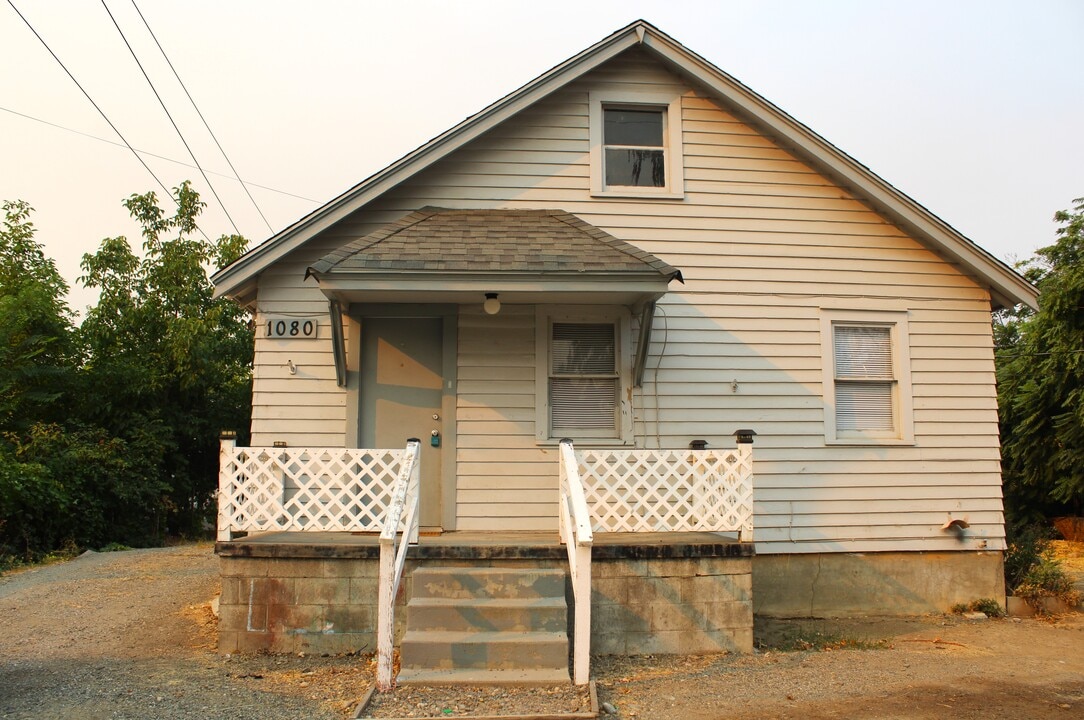 1080 N Alvin Ct in East Wenatchee, WA - Building Photo