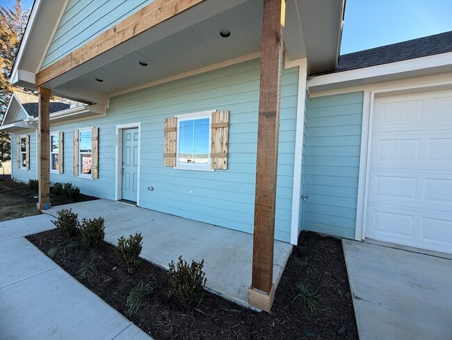 207 Railroad Ave in Sanger, TX - Foto de edificio - Building Photo