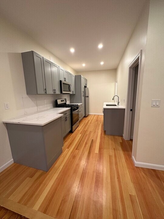 28 Bartlett Cres in Brookline, MA - Building Photo