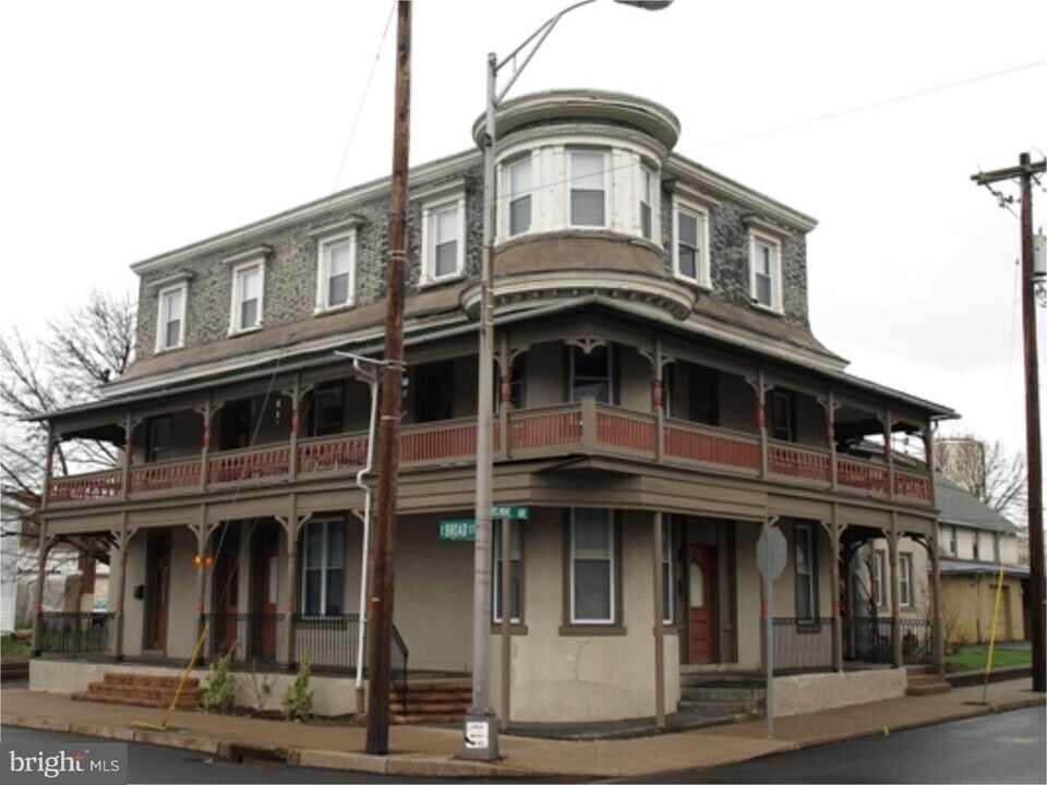 101 E Broad St-Unit -UNIT 7 in Quakertown, PA - Foto de edificio