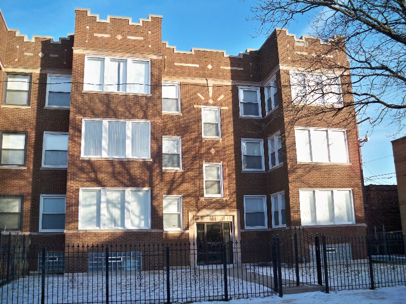 7443 S Paxton Ave-Unit -3rd Floor in Chicago, IL - Building Photo