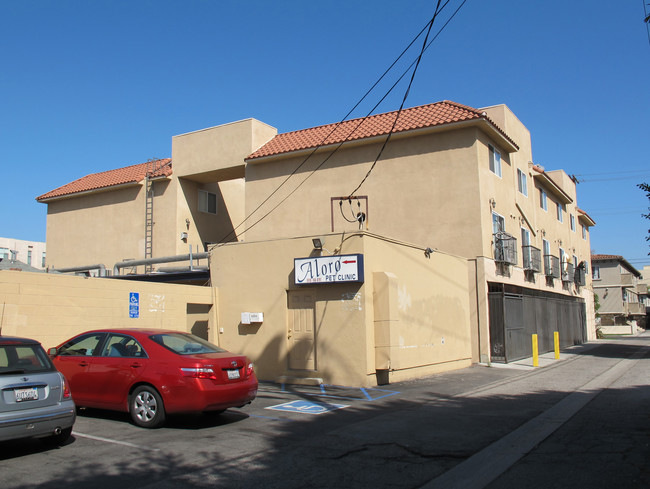 4954 Laurel Canyon Blvd in Valley Village, CA - Foto de edificio - Building Photo