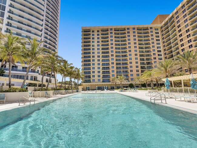 2501 S Ocean Dr in Hollywood, FL - Building Photo - Building Photo