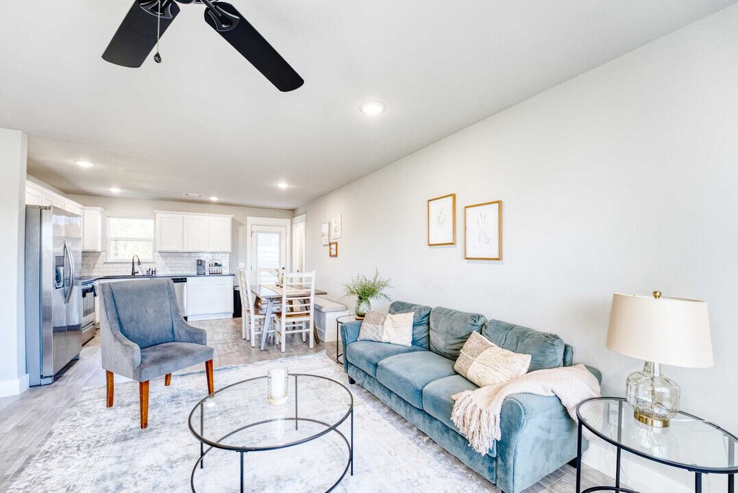 214 NW L St in Bentonville, AR - Building Photo